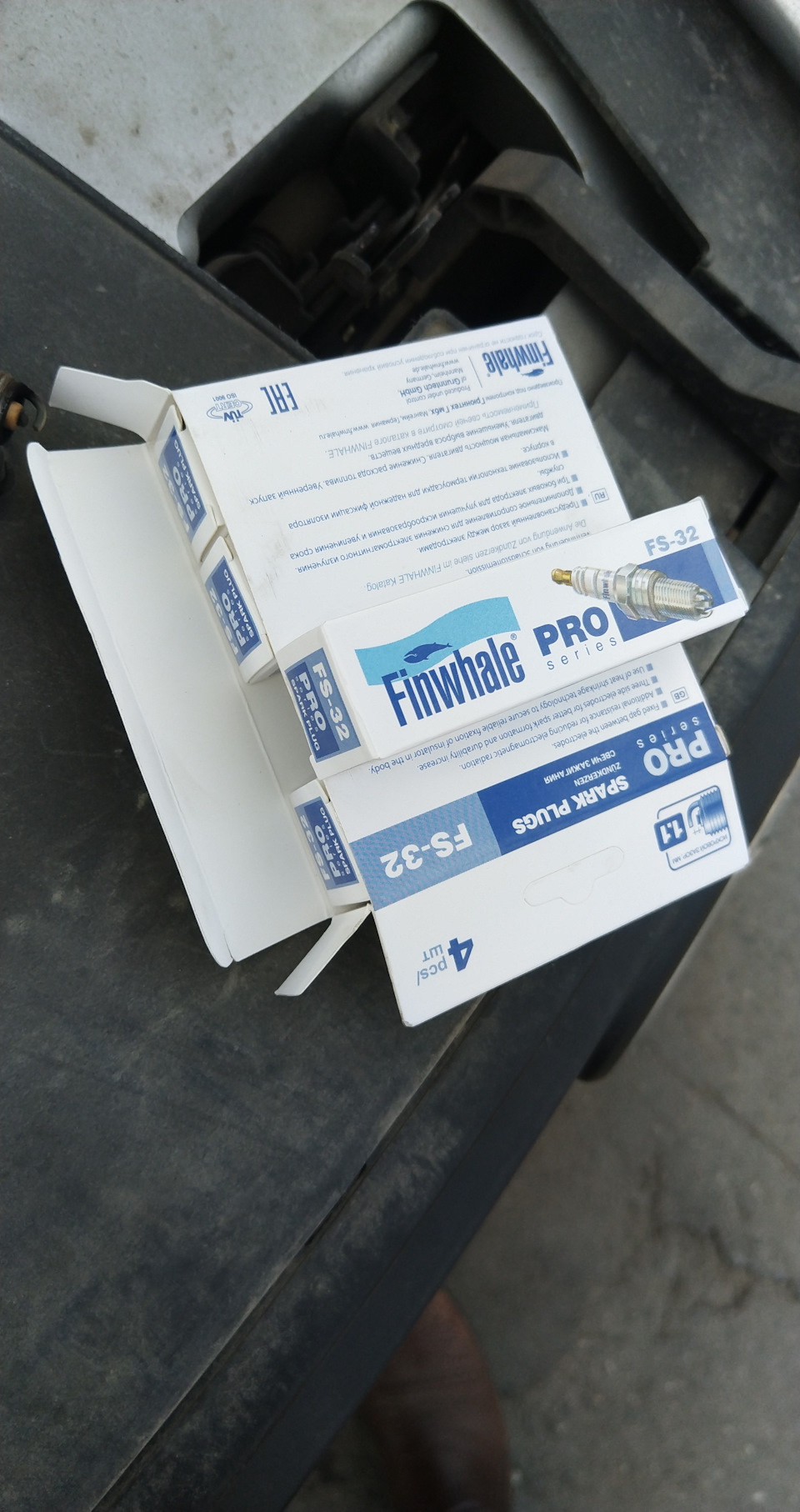 Распакованная коробка со свечами — Lada XRAY. Запчасти на фото: FS32