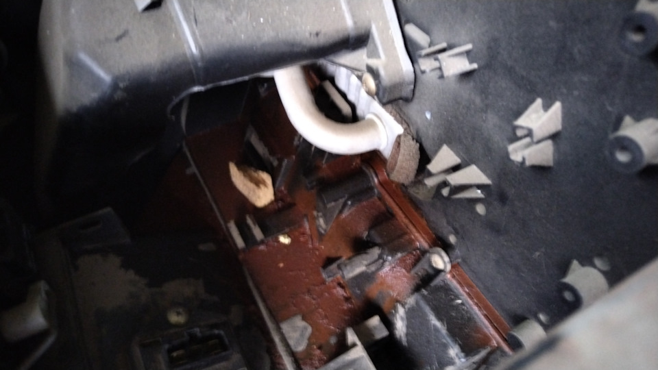 Потек радиатор печки — Mitsubishi Cedia, 1,5 л, 2001 года | поломка ...