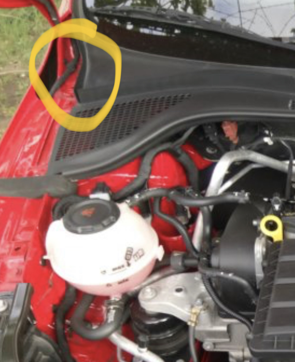 Порвался шланг ом жидкости — Skoda Rapid (1G), 1,4 л, 2013 года ...