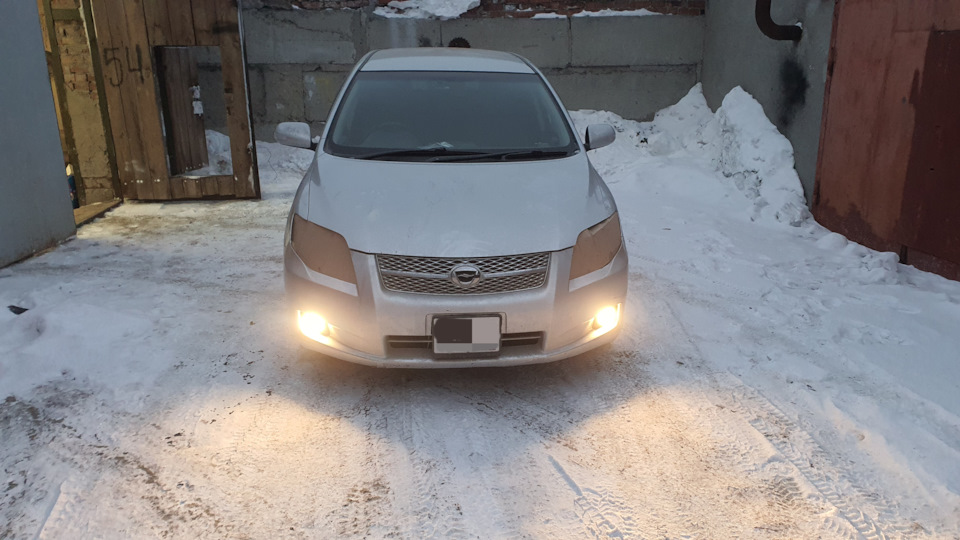 После снятия фар закрыл картоном чтобы снег не залетал — Toyota Corolla Fielder (E140)