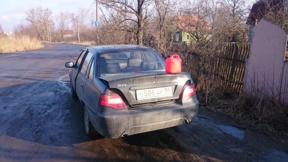 Дэу нексия сопротивление датчика уровня топлива. 501e106s 960. Дэу нексия сопротивление датчика уровня топлива фото. Дэу нексия сопротивление датчика уровня топлива-501e106s 960. картинка Дэу нексия сопротивление датчика уровня топлива. картинка 501e106s 960. Не так давно стрелка уровня топлива начала жить своей жизнью. Хочет показывает уровень запаса горючки, а хочет — вообще не подаёт признаков жизни. Учитывая опыт прошлого года, когда после поездки по лесу к месту сбора грибов, периодически цепляя брюхом то тут, то там, слетел с контакта один из проводов, идущий к датчику уровня топлива. Что тут говорить, место разьёмов не самое подходящее, на самом брюхе машины. Грязь и вода, снег — чего только не видели эти провода. И если два из трёх контактов прикрыты резиновыми колпачками, то минусовой провод, с его пластиковой колодкой — подарок для коррозии.Соответственно насквозь проржавевший контакт больше не контачил. Выход один: надо аккуратно разъединить, зачистить и собрать обратно. Сказано — сделано.