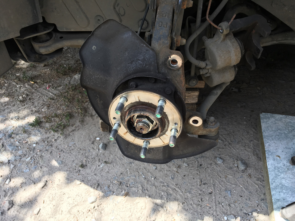 больше всего я переживал, что диск прикипит к ступице, а оказалось, что выкрутив 2 винта, и слегка качнув диск сверху и снизу, он легко отлип от ступицы! — KIA Sorento (2G)