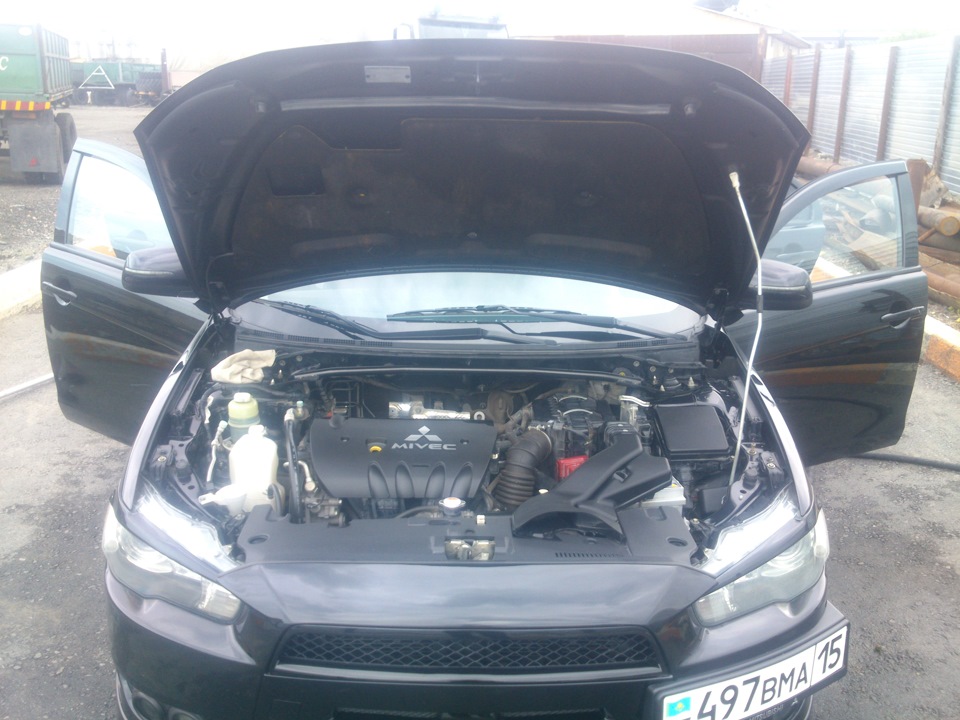 Штатные резинки на капот — Mitsubishi Lancer X, 2 л, 2007 года ...