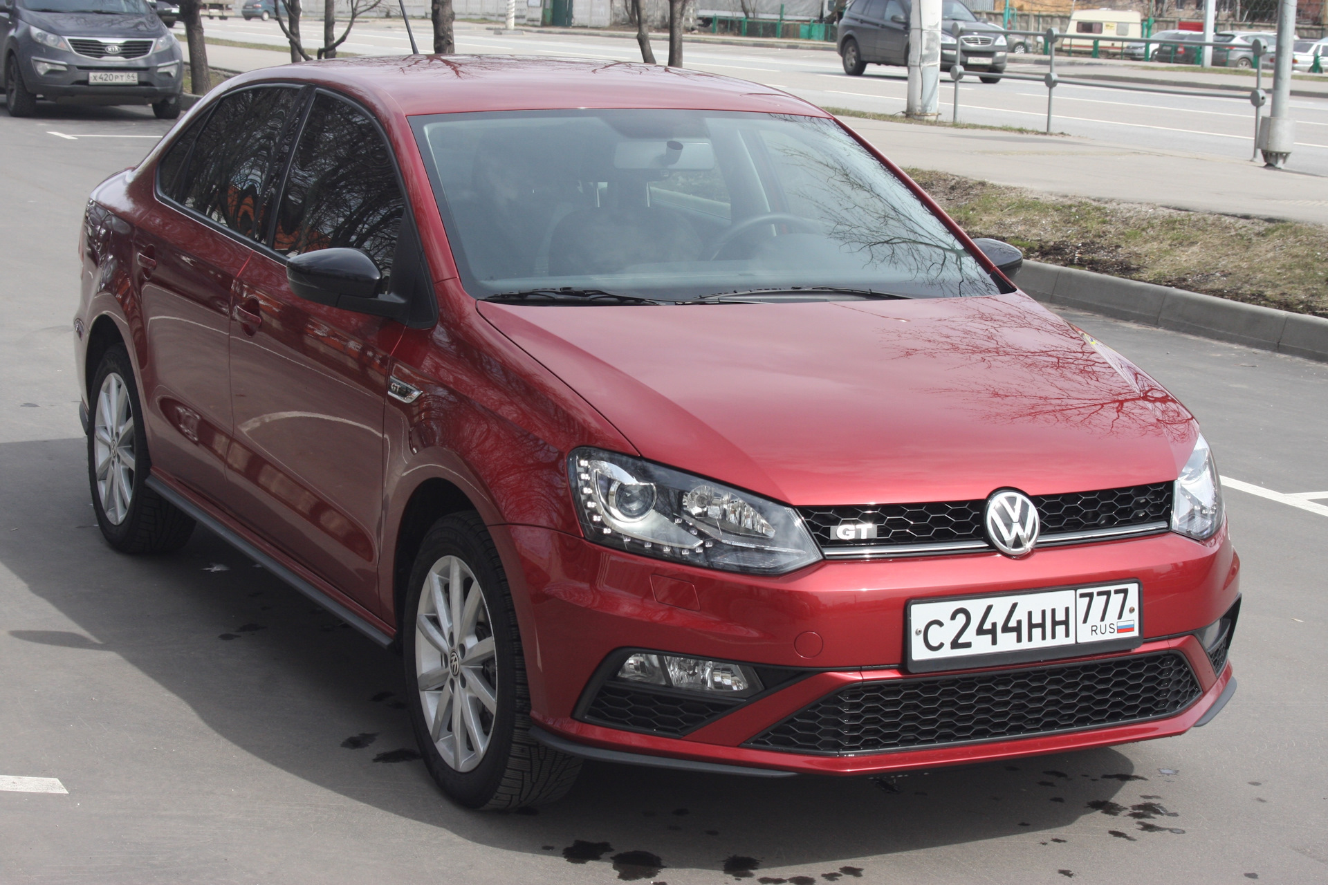 VW Polo sedan вишня