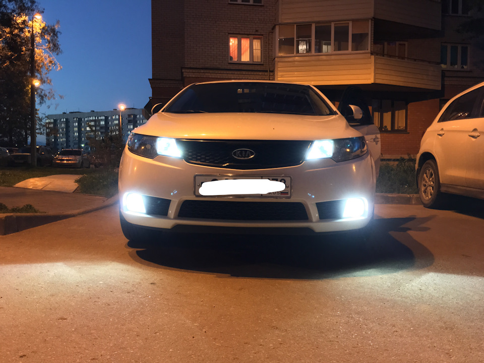 Лампочки церато. Kia Cerato 2 туманки 3000k. Светодиодные лампы в ПТФ Церато 2. Ксенон в туманки на кия Церато 2. Kia Cerato 2012 года противотуманки.