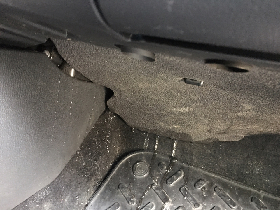 Течёт вода из салонного фильтра, при включении омывателя заднего ...