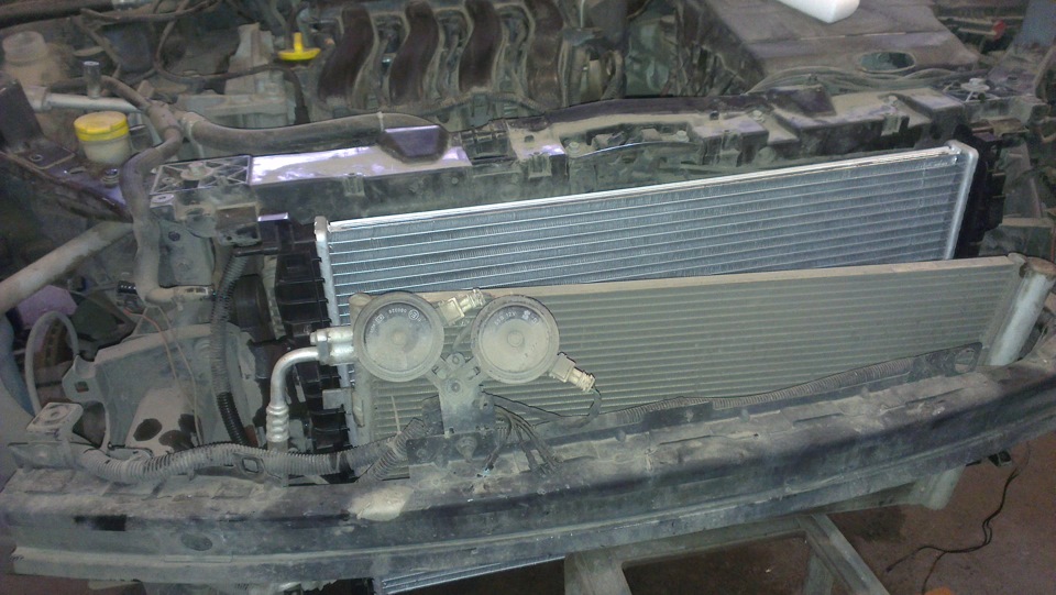 Радиатор охлаждения вариатора Renault Fluence 2.0. Радиатор Рено Флюенс 1.6. Радиатор Дастер 1.6. Рено Флюенс 2011 уплотнитель радиатора кондиционера.