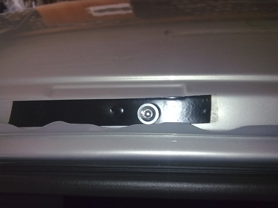 На передней пассажирской двери болтик упирался в ребро для уплотнителя — Lada Granta