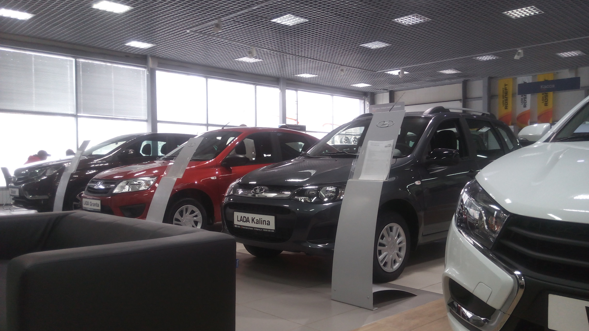 Автосалон ваз. Проспект машиностроителей 40. Автосалон автоваз. Салон лады в кургане. Салон лады в кургане.