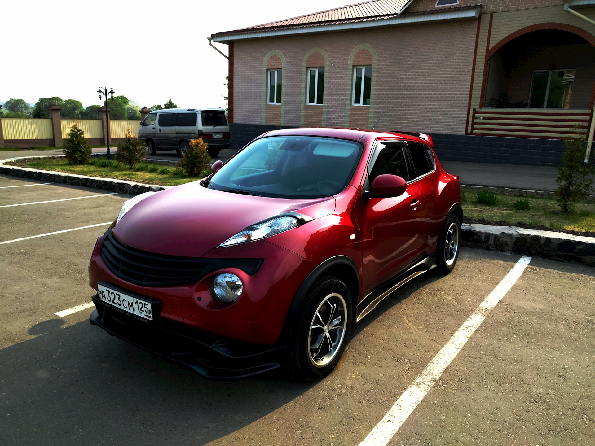 Жук 1 2. Nissan Juke 2012. Nissan Juke 1. Ниссан Джук 2012. Nissan Juke 1.6.