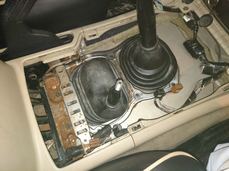 пыльник рычага кпп — Toyota Land Cruiser 100, 4,2 л, 2007 года ...