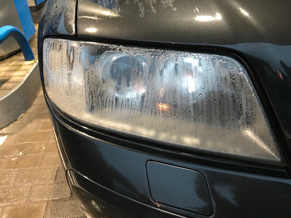 починил омыватель фар и вот сюрприз — видимо при прошлой замене стекол фар немного зажмотили герметика (странно после операции авто проехало уже почти 2 года) — будем устранять — Audi Allroad (C5)