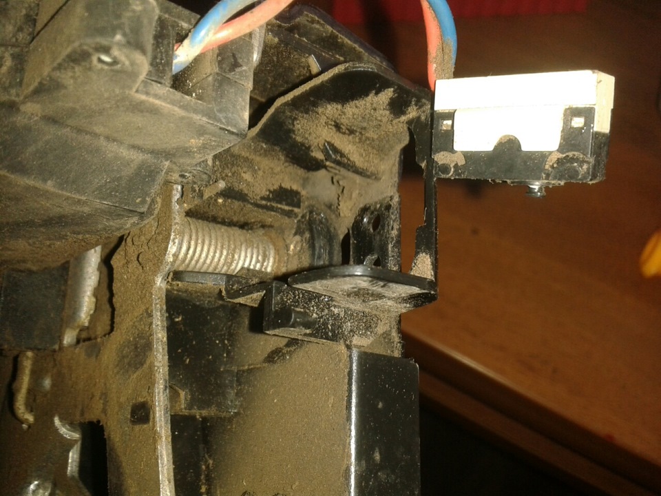 Микропереключатель и дорожка на овале. — Volkswagen Touareg (1G)