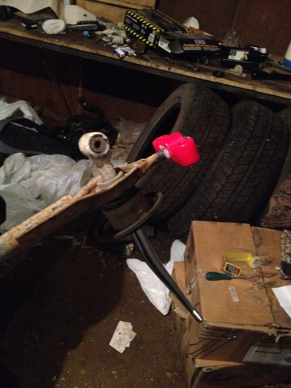 Масло под машиной, стук мотора, полиуретан в кулису и ночь в гараже ...