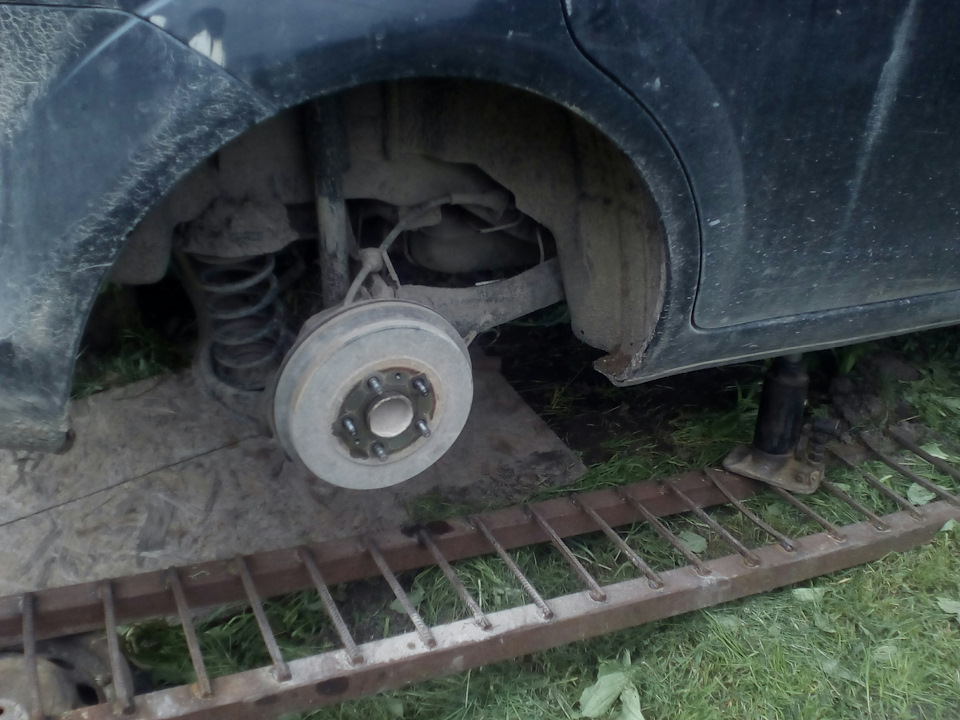 Замена нижних рычагов задней подвески — Ford Focus II Sedan, 1,6 л ...