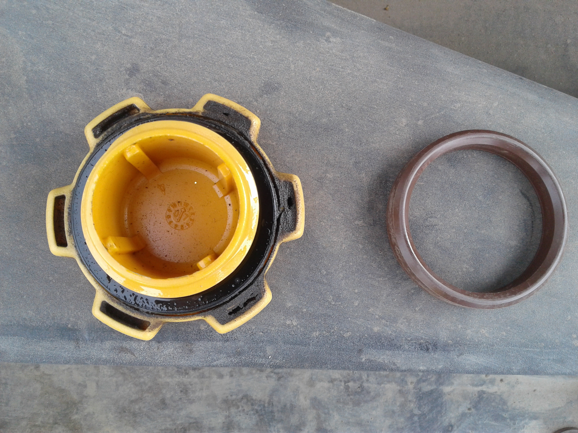 идет дым из маслозаливной горловины