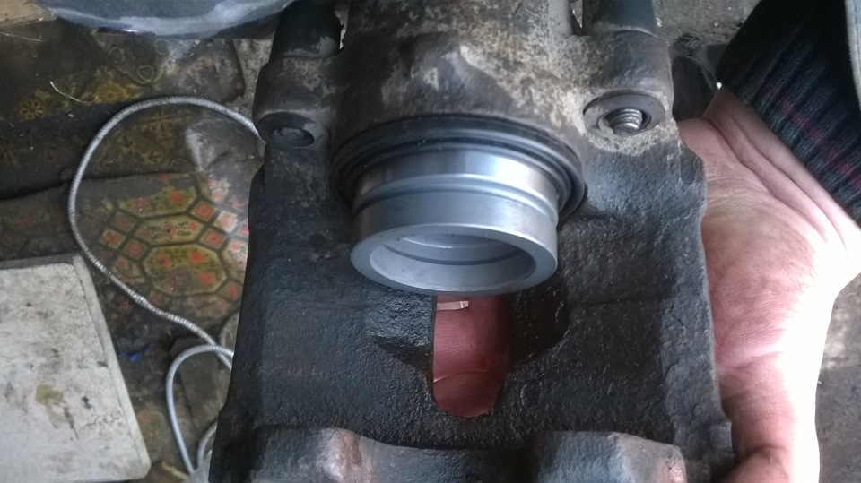 Как выдавить поршень суппорта ваз 2107. Подклинивает передний суппорт. Клинит передний суппорт на ваз 2110. Заклинило поршень суппорта что делать. Заклинило цилиндр суппорта.