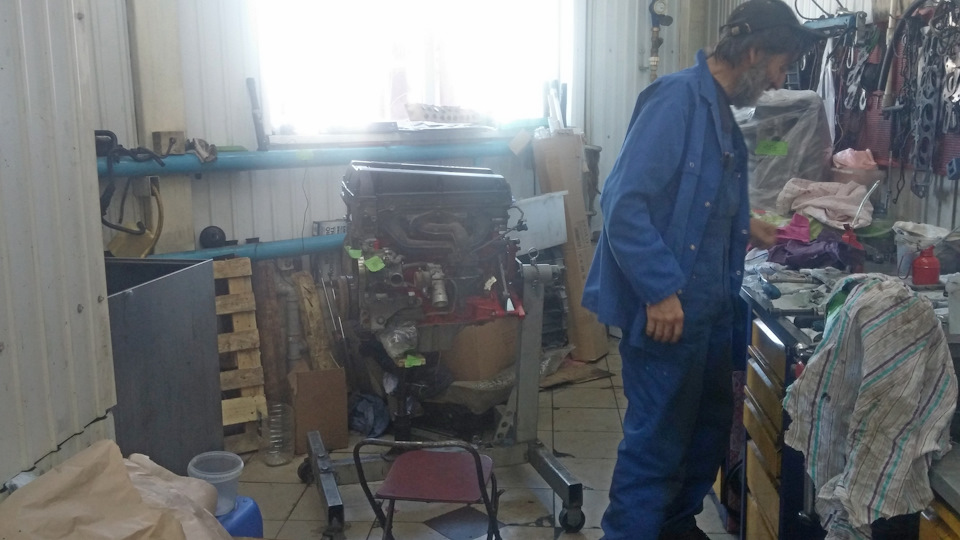 А вот он слева. Дядя Миша справа. — Saab 9-5 (1G)