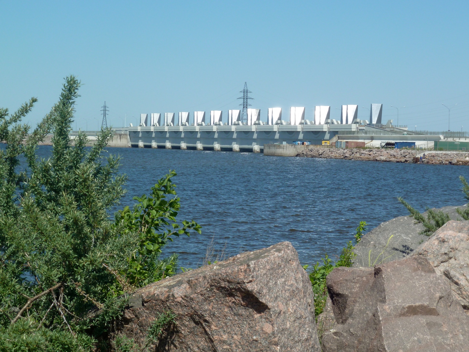 Плотина нея. Курганская дамба Крым. Мончегорск дамба. Соловецкая дамба. Никополь вид с дамбы.