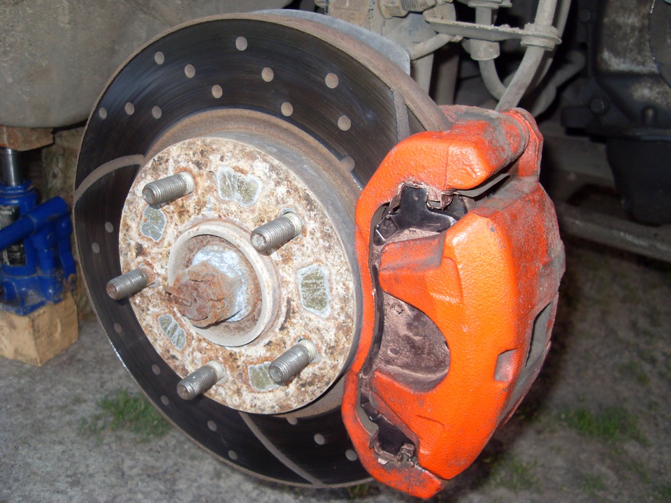 [11] Замена тормозных колодок — Mitsubishi Lancer X, 2 л, 2008 года ...