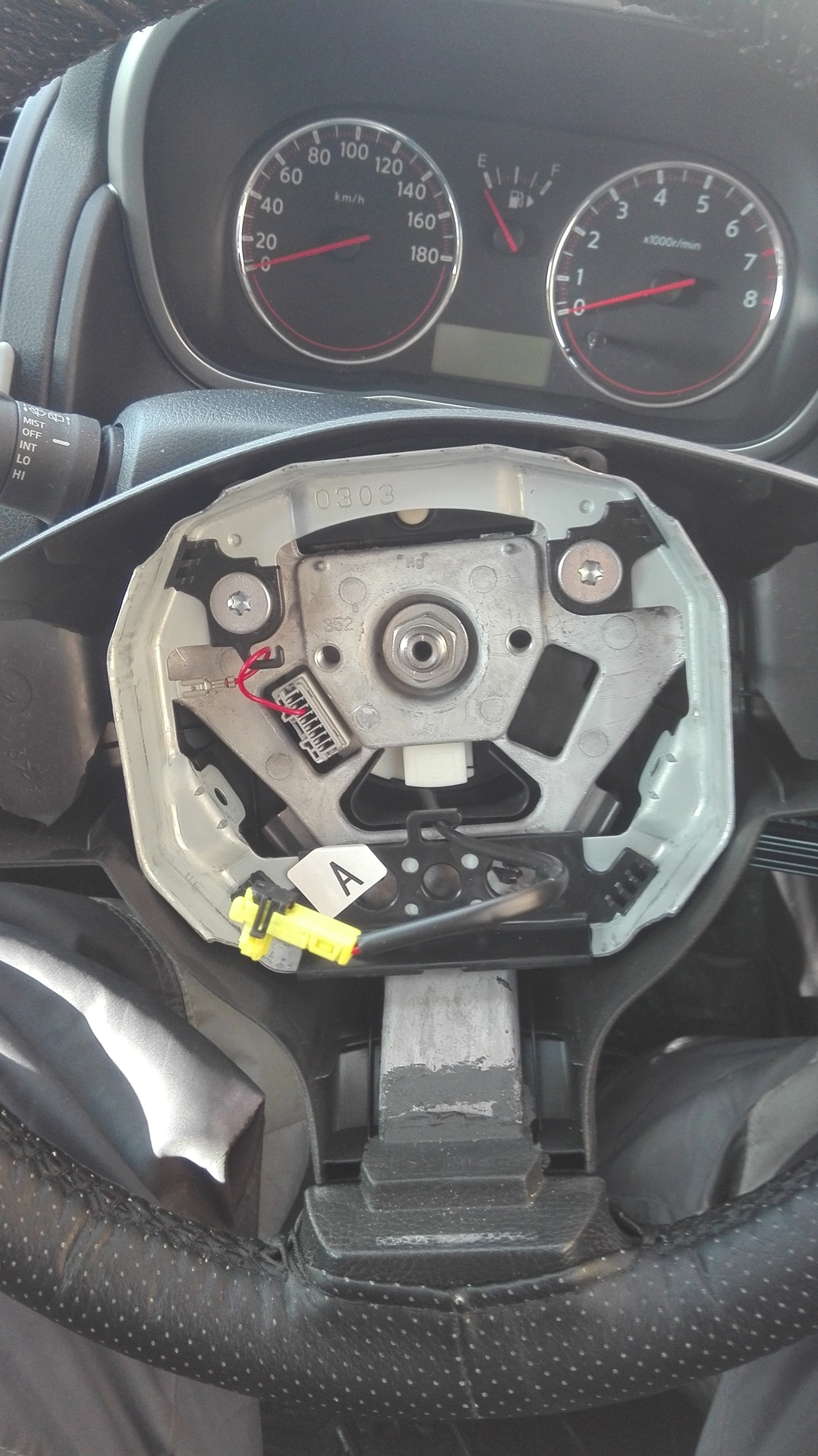 Removal and installation of the steering wheel, airbag unit and coil spring (Nis