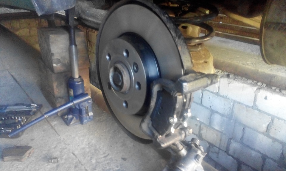 Задние суппорта, тормозные диски и колодки. — Volkswagen Transporter T4 ...