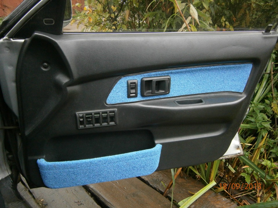 Дверь на тойота авенсис 2011 года. Обшивка задней двери вольво. Разбор обшивки. Разборка обшивки двери майбах. Разбор обшивки.