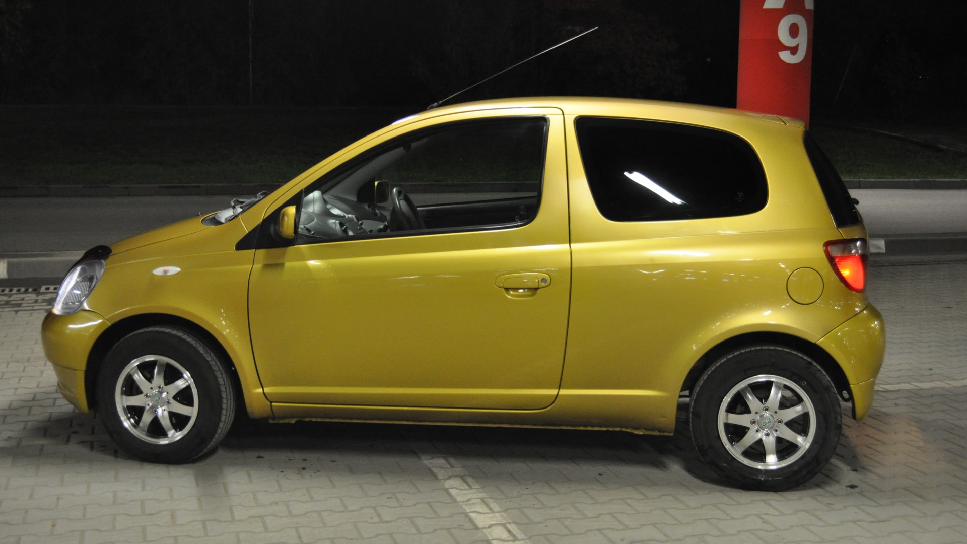 Toyota Vitz (10) 1.0 бензиновый 1999 | Солнечный зайчик на DRIVE2