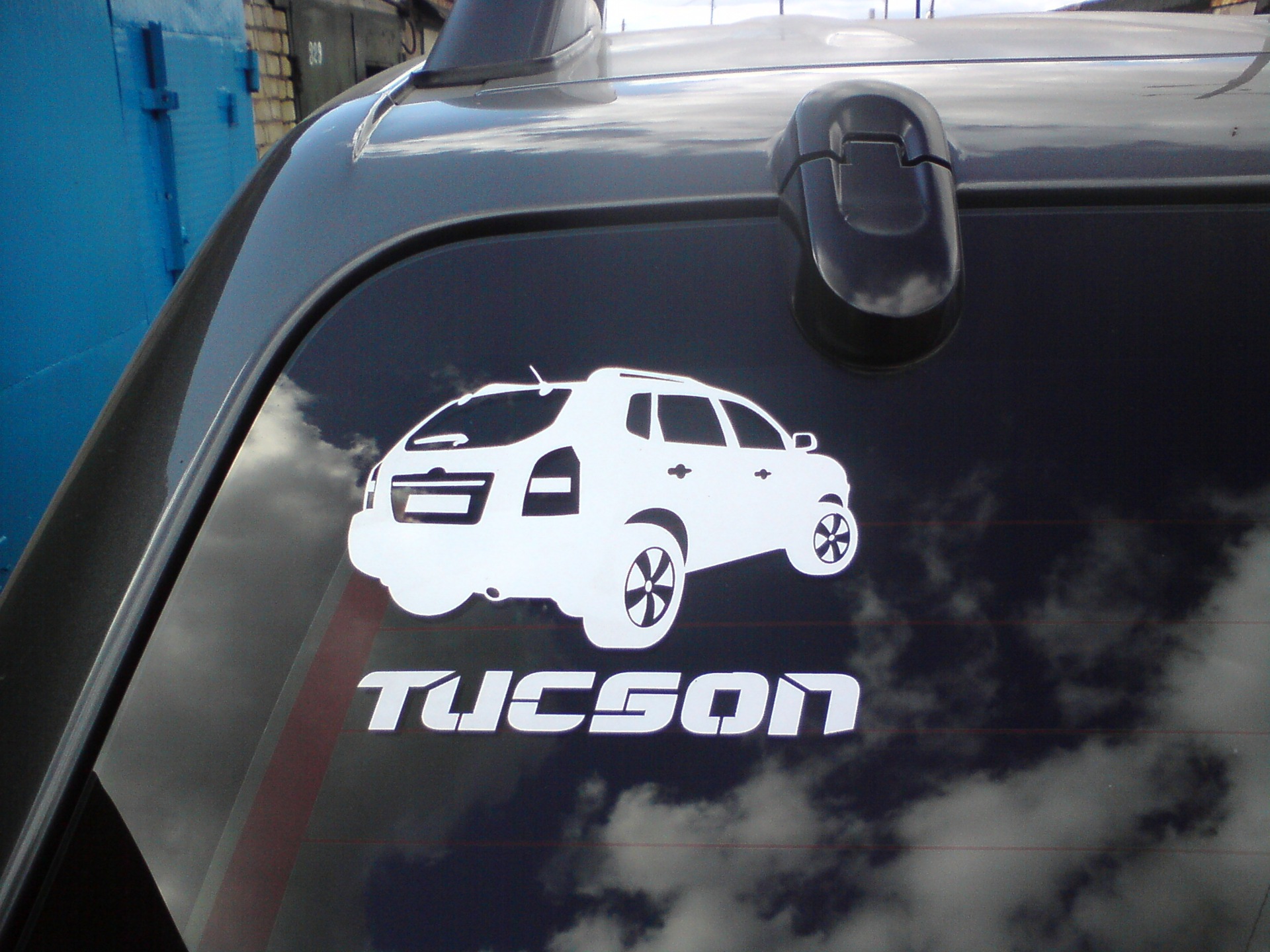Наклейка hyundai. Hyundai Tucson в наклейках. Наклейки на авто. Наклейка на автомобиль Заполярье.