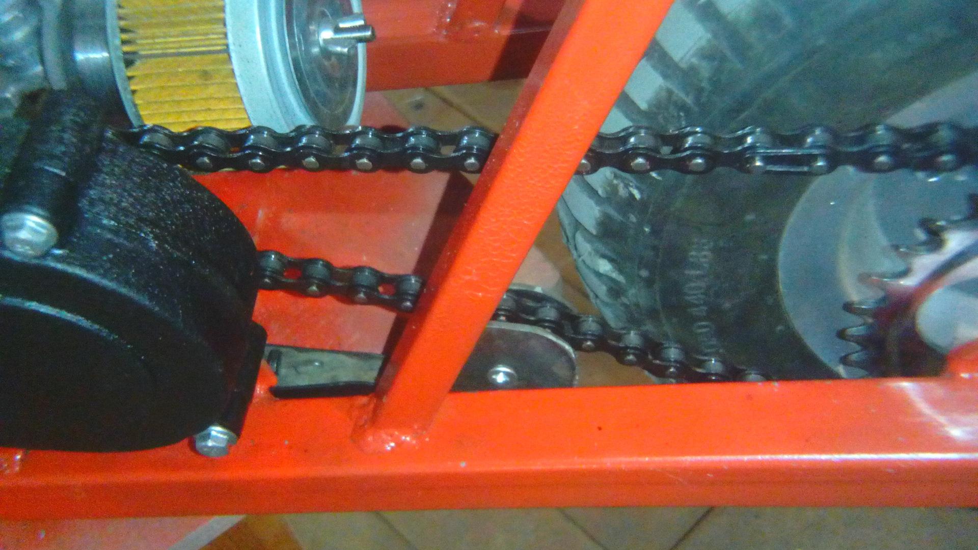 Натяжитель ремня сверлильного станка. Натяжитель цепи на мотобуксировщик. Трицикл с цепью своими руками. Как сделать натяжитель. 5 л.