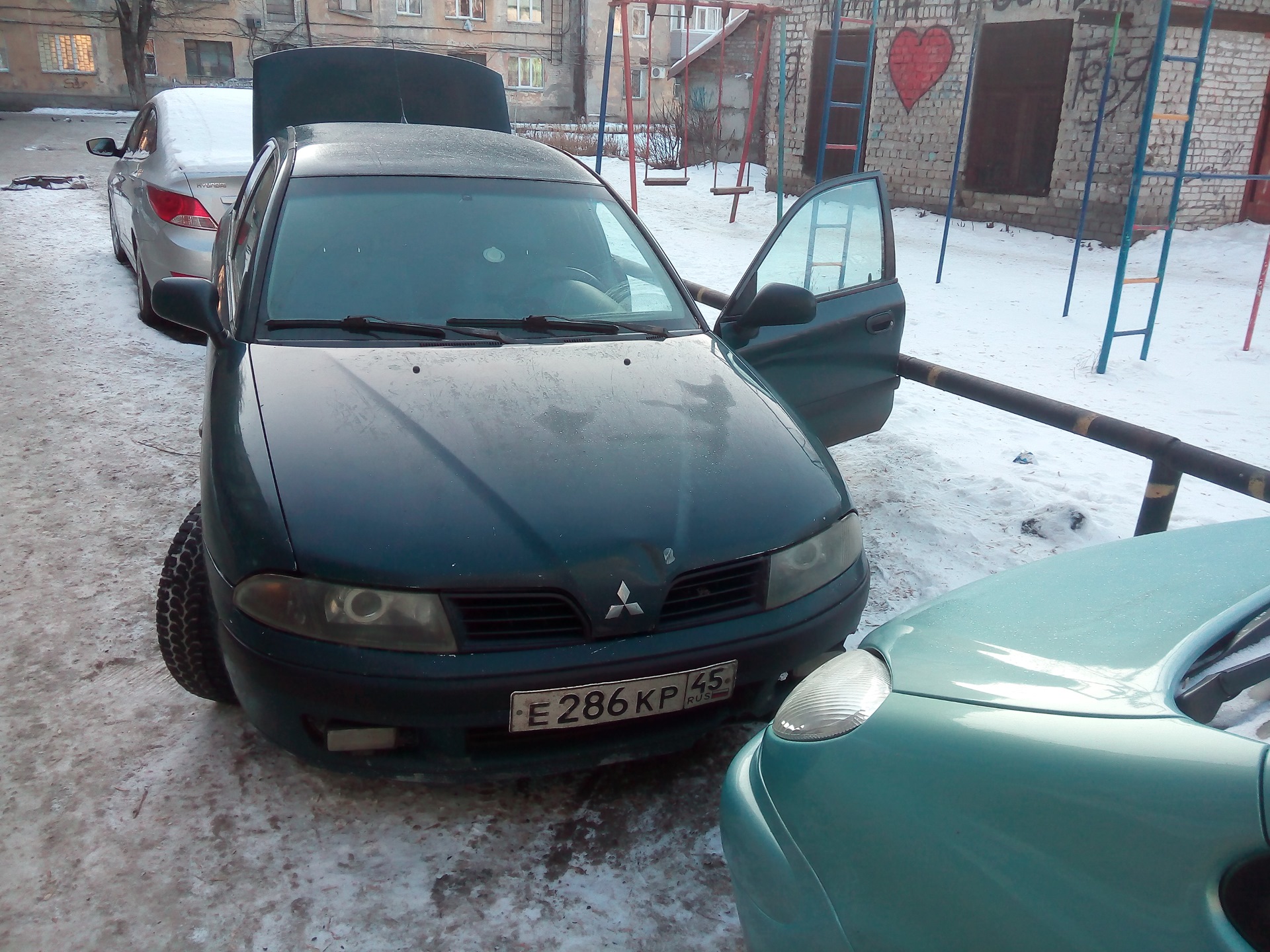 Дверь помял((( — Mitsubishi Carisma, 1,6 л, 1999 года | ДТП | DRIVE2