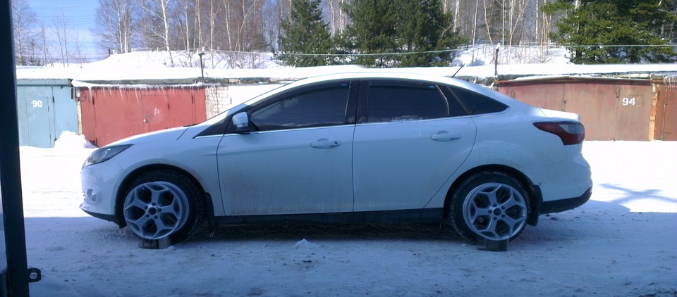 форд фокус на r18. кристаллы снежинок. снежинка фокус. снежинка фокус. форд фокус 2 2011 год хэтчбек 4 двери цвет мокрый асфальт на 17 колесах.