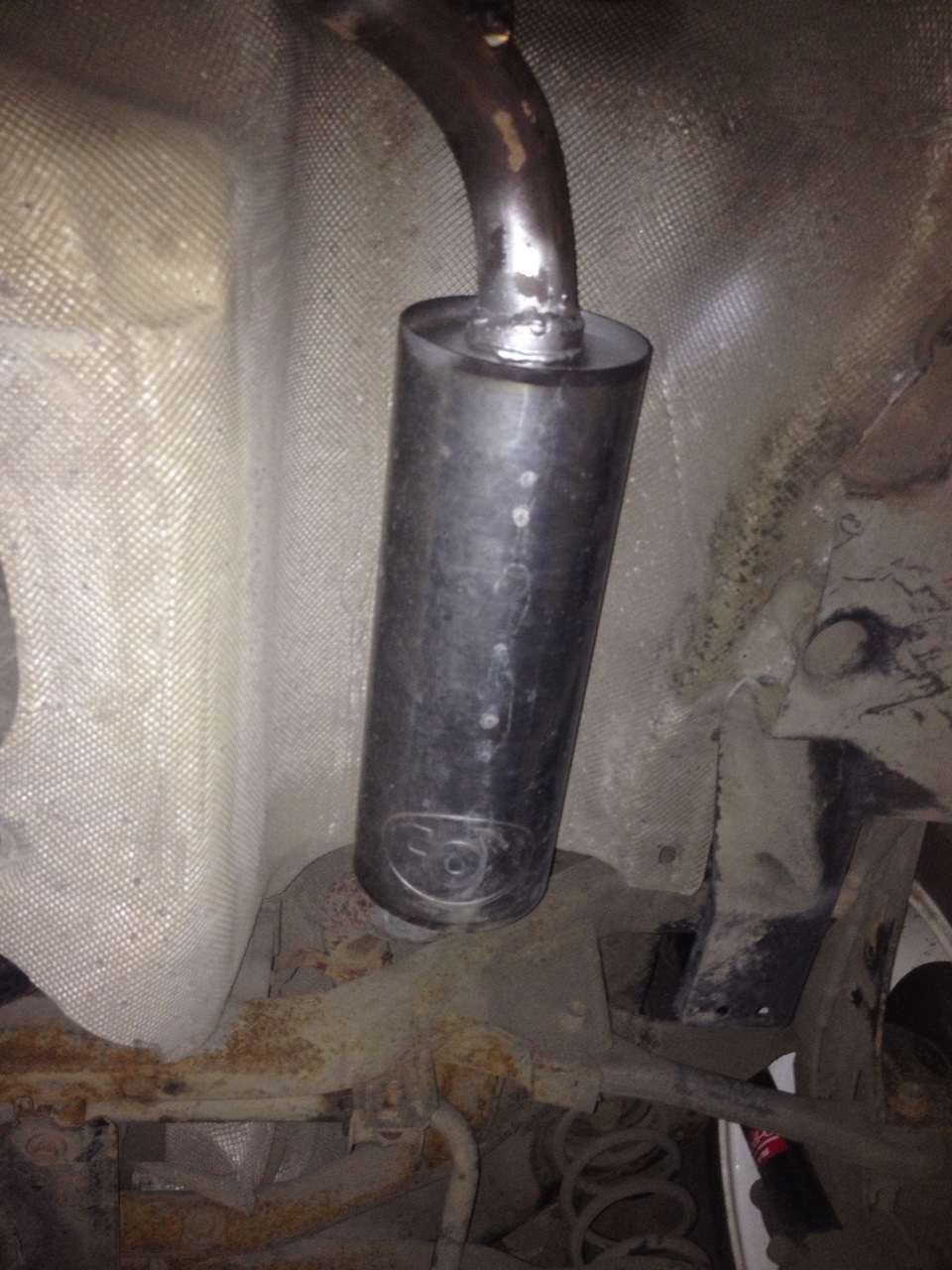 Выхлоп из трубы. Глушитель накаляется до красна cf moto z6. Глушитель мазда 3 бк. Бензин трубы глушитель. Глушитель бьется об днище ваз 2115.