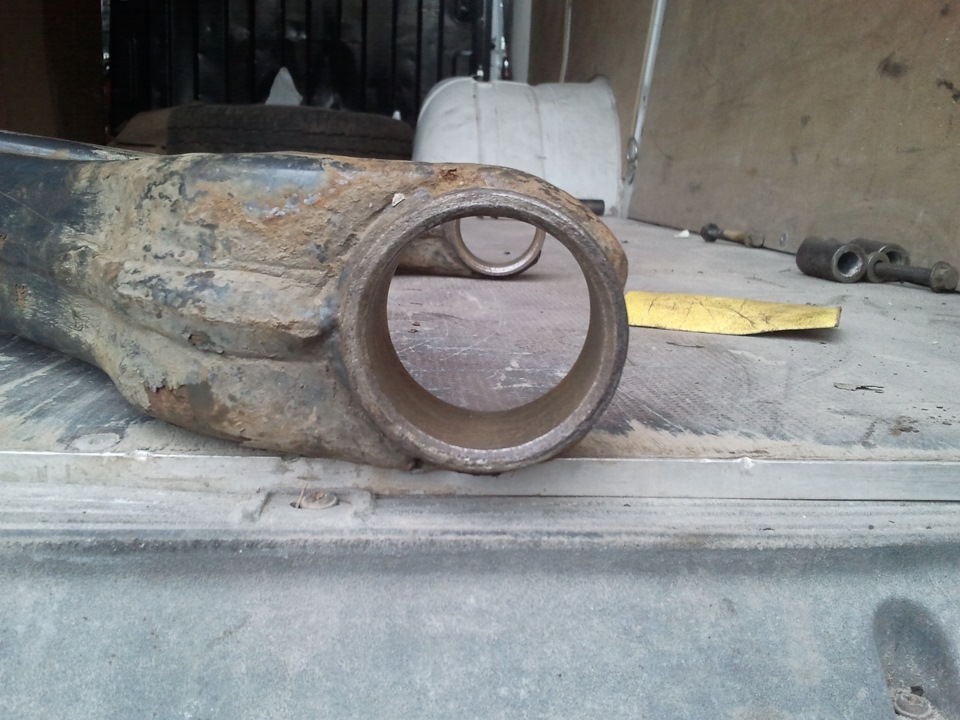 Очко под сайлент зачищаем и ни чем не мажа вставляем в рычаг сайлент-блок. — Iveco Daily (4G)