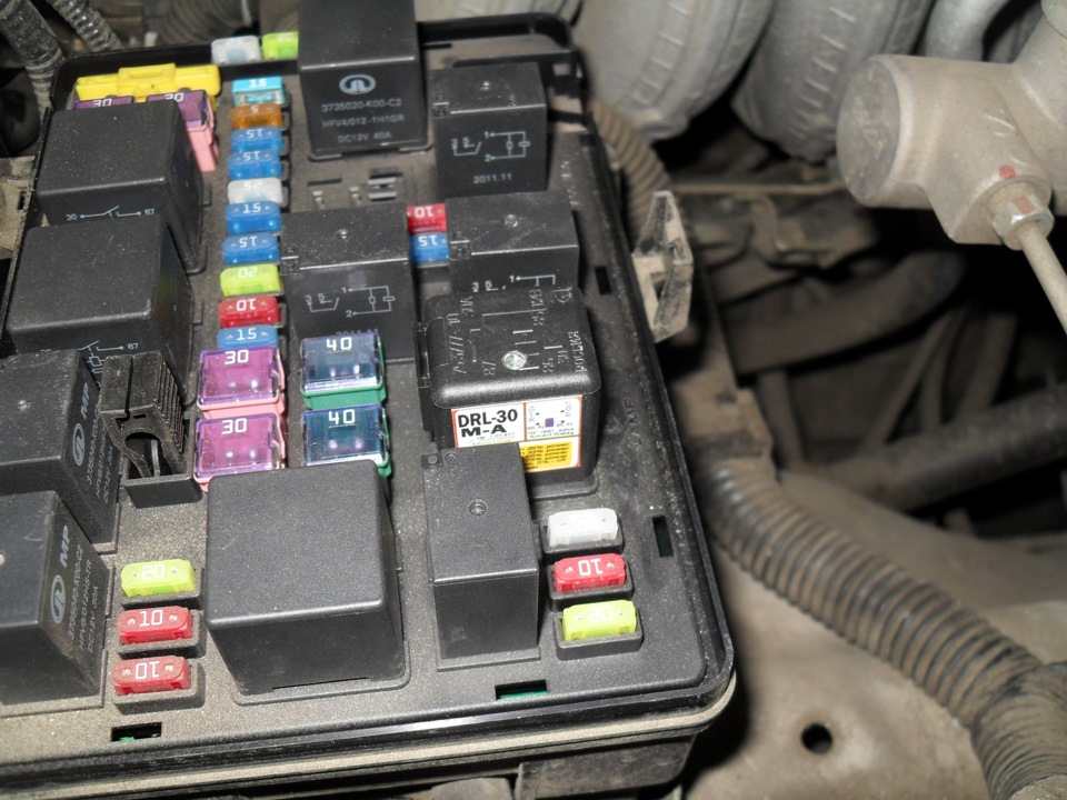 Реле drl что это. 50984c6s 960. Реле drl что это фото. Реле drl что это-50984c6s 960. картинка Реле drl что это. картинка 50984c6s 960. Устал как-то от переключений габаритов и ближнего света, а управление светом фар имеет всего 4 режима:1. выключены все внешние световые приборы.2. AUTO: автоматически включаются или выключаются фонари, которые должны зажигаться в положении 3 или 4, в зависимости от уровня наружного освещения. (по сути используются режимы 1 днем, 3 сумерки и ранее утро, 4 ночь).3. включены стояночные и габаритные фонари, а также фонари подсветки номерного знака и приборной панели.4. включены фары ближнего света и фонари, зажигаемые в положении 3.