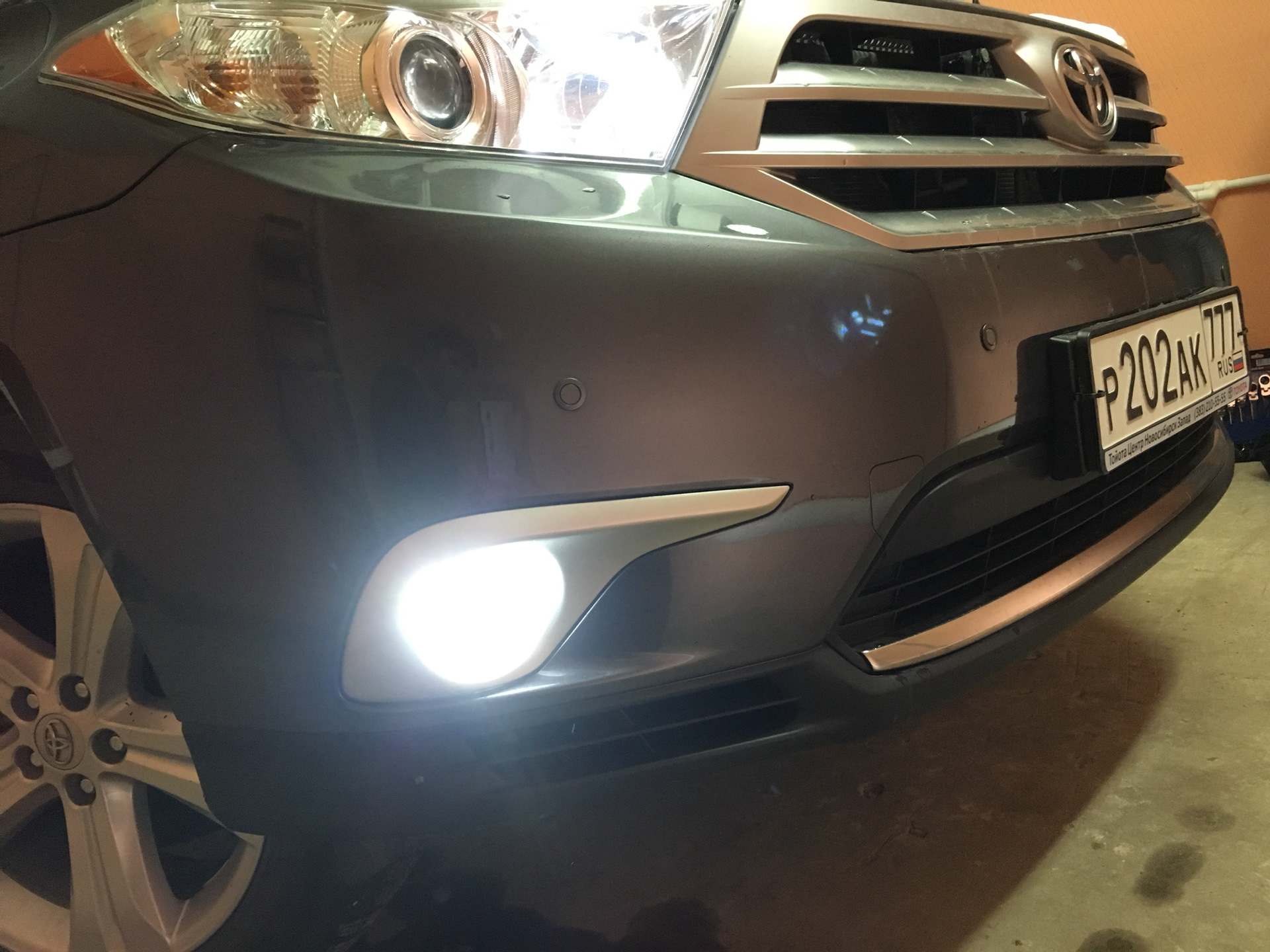 Туманки хайлендер. Toyota Highlander 2012 led туманки. ПТФ на Тойота хайлендер 2012. Туманки Тойота хайлендер 2012. Toyota Highlander (xu40) противотуманки.