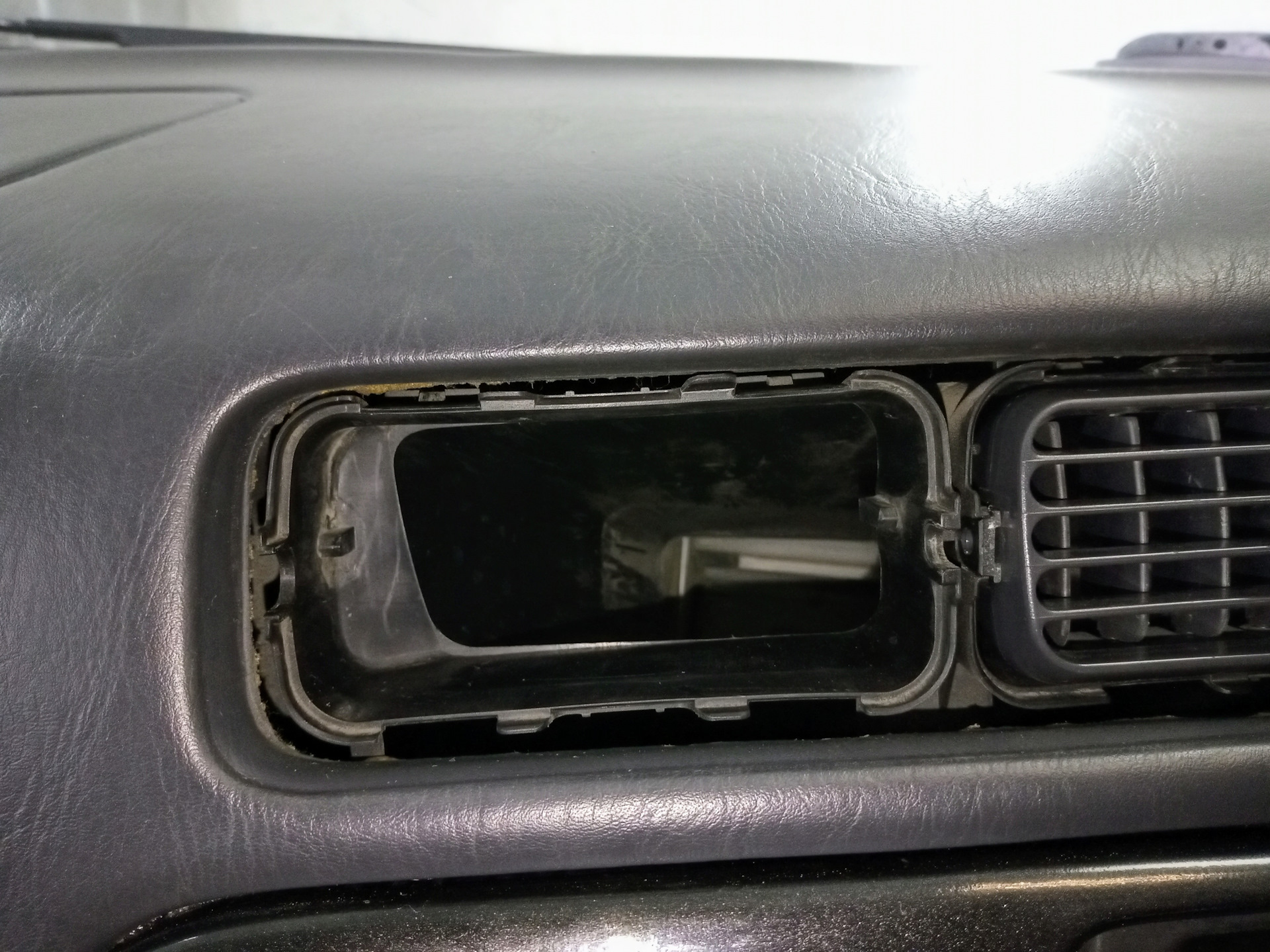 радиатор печки сузуки сх4. центральный воздуховод субару форестер 2006. заглушку короба фильтра вентиляции салона киа рио 3. дефлектор вентиляционный тойота левин. как вытащить воздуховоды.