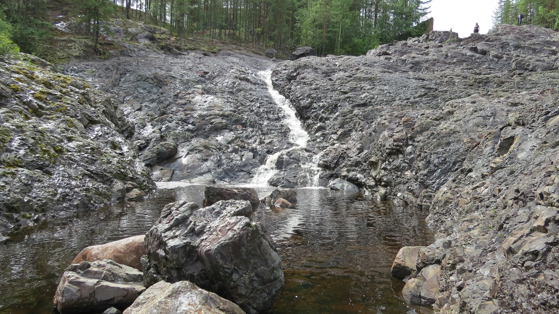 Осушенный водопад Гирвас (Карелия)