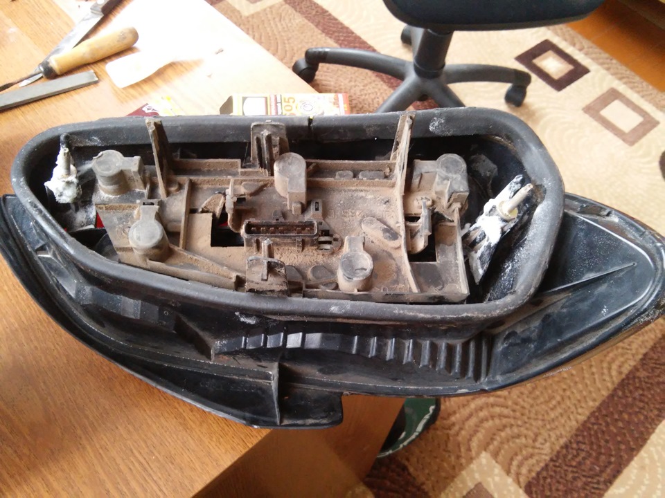 Ремонт креплений фары или прощай вода в багажнике — Peugeot 406, 1,8 л ...