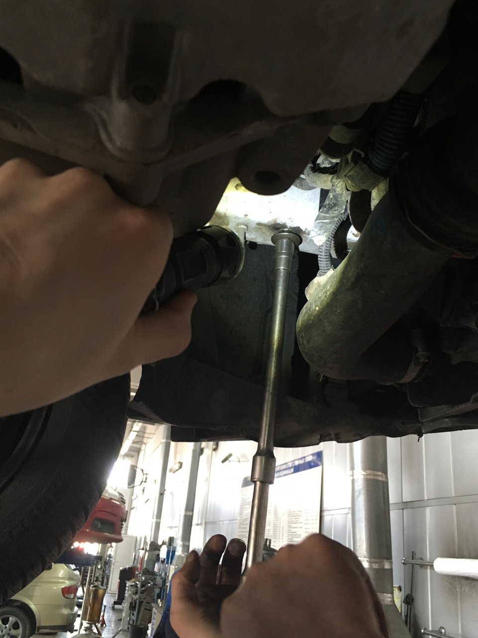 Фонариком подсвечено место, где устанавливаем одну из гаек — Volkswagen Caddy (3G)