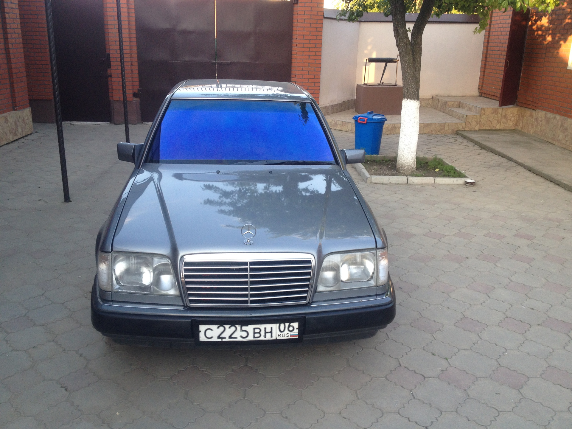 Mercedes 1991. Мерседес 1991. Мерседес 1991 года. Мерседес 1991 года выпуска 320. Мерседес 1991 классика зад.