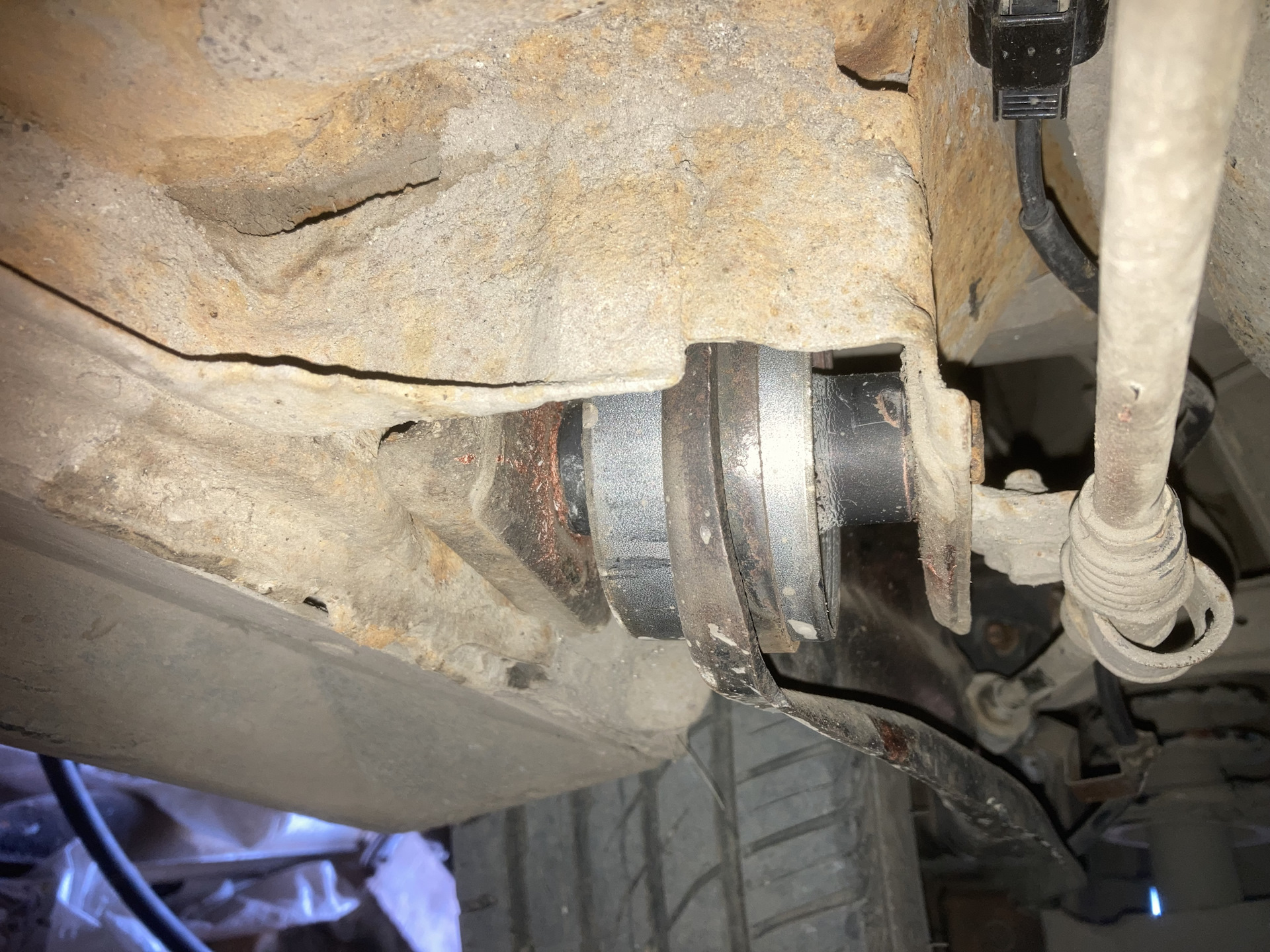 Замена сайленблоков продольных рычагов задней подвески — Mitsubishi ...