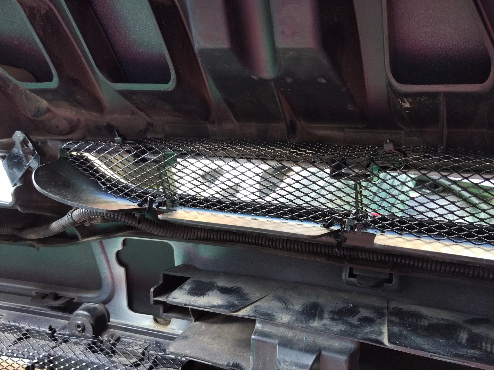 Передний бампер рено дастер 2021. Как снять решетку радиатора на рено дастер. Как снять переднюю решетку рено. Радиатор рено дастер. Решетка радиатора рено логан.