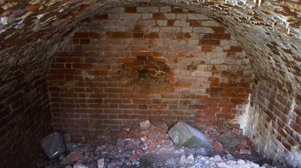 Если заглянуть внутрь, то открывается помещение. Ледник, склеп? — УАЗ 315195 Hunter