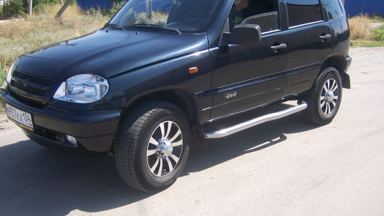 Chevrolet Niva черная