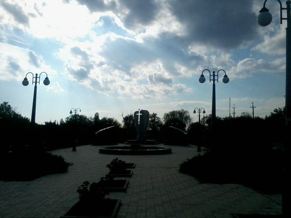 Памятник голодомору, стелла славы 2 мировой, моя бывшая дача, церквушка ...