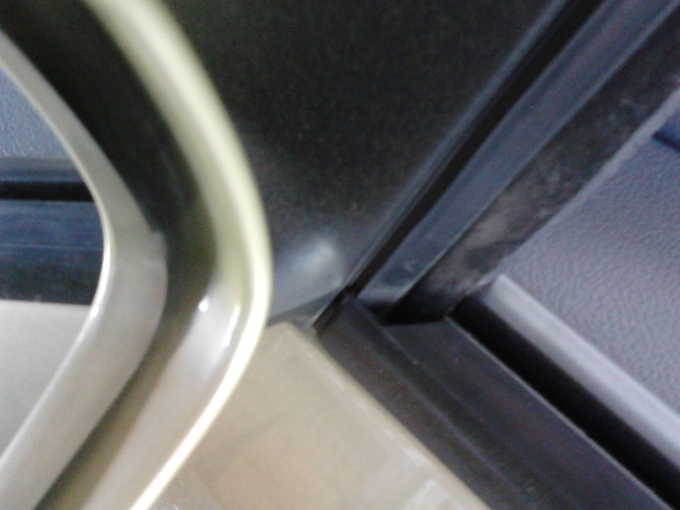Затекает вода через. Затекает вода в салон через уплотнитель двери Приора. Уплотнитель верхний боковой щель Сааб 9-3. Затекает вода в двери Приора. Mazda MPV затекает вода за уплотнитель двери.