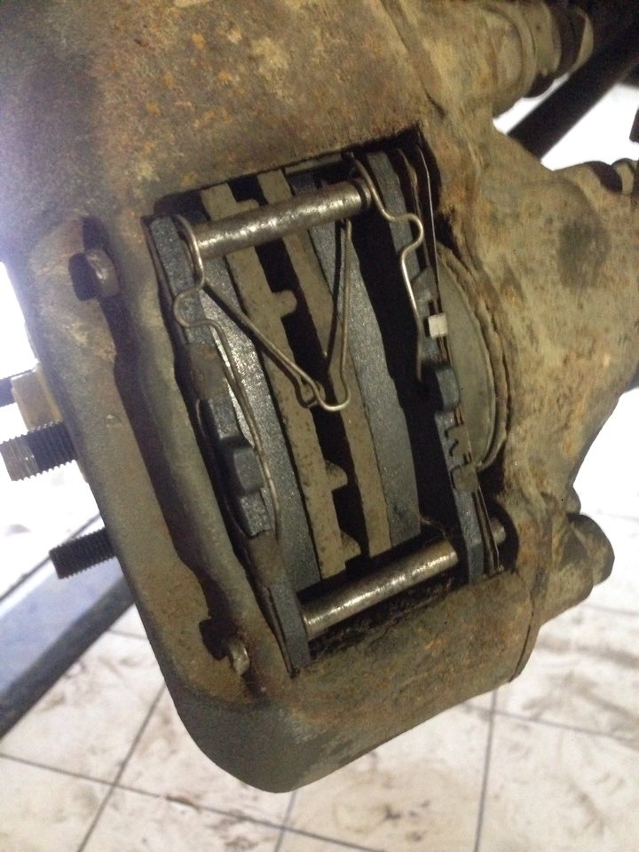 Замена передних тормозных колодок. - Mazda 121 III, 1,3 л, 1993 года своими рука