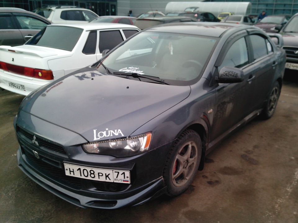 Дребезжит стекло lancer x