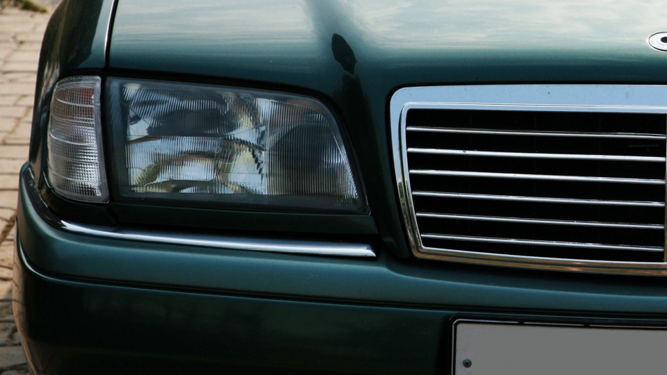 Mercedes-Benz C-Class Зеленый c200